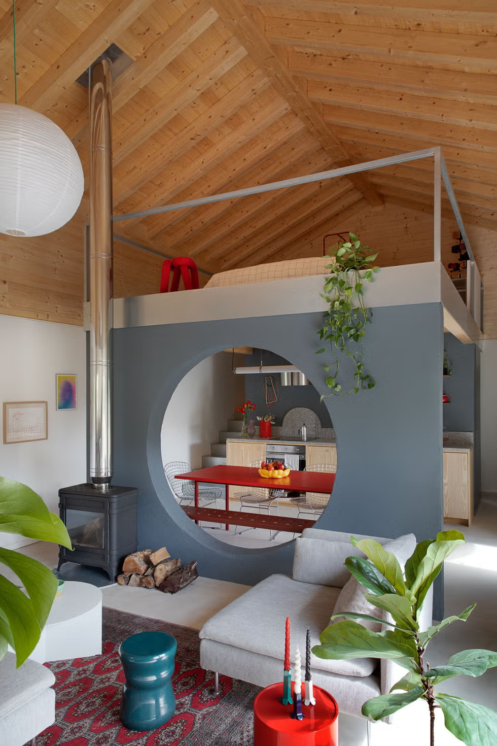salon décoration design avec mezzanine pour lit 