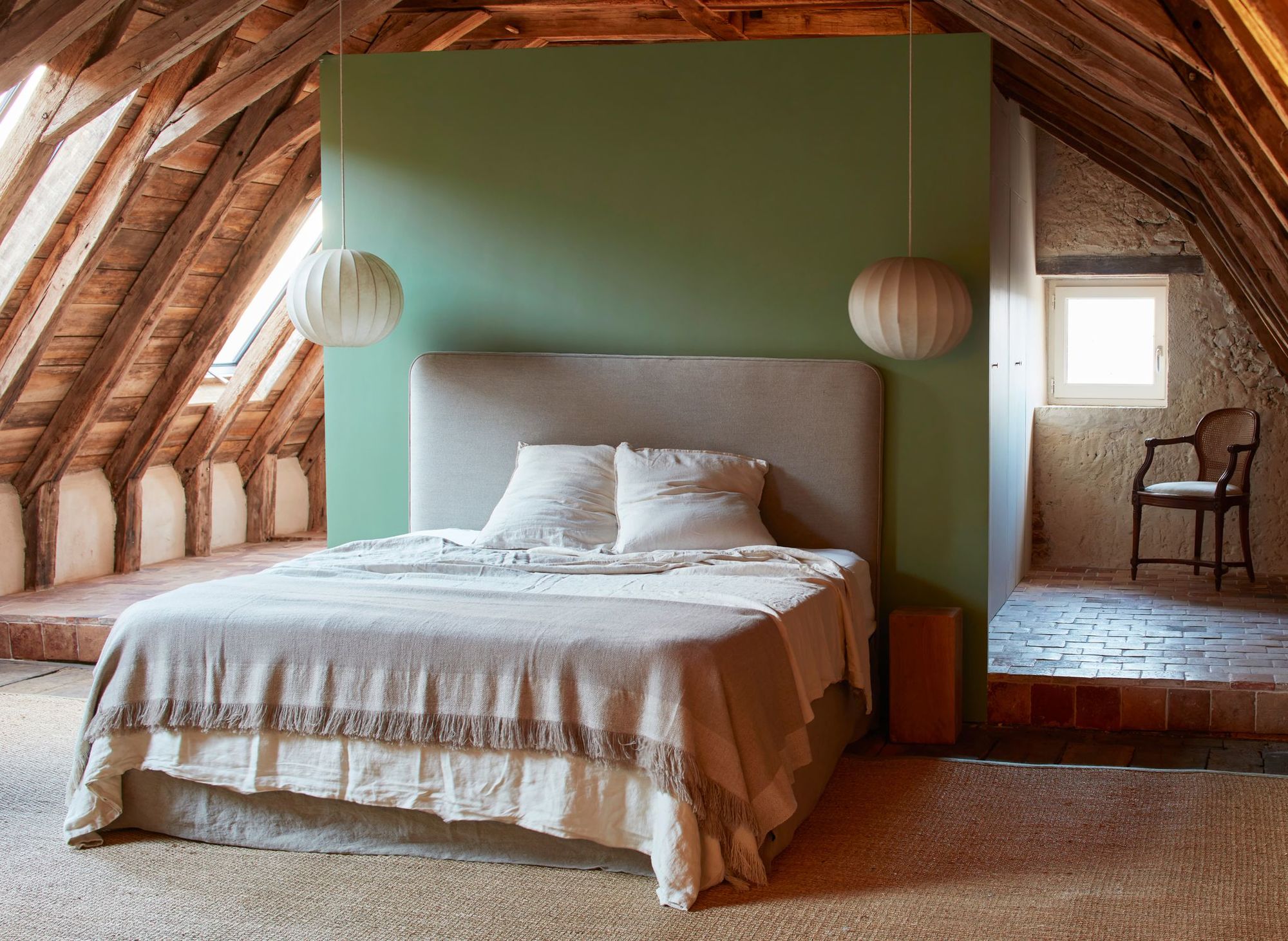 chambre mansardée avec poutres décoration contemporaine maison ancienne rénovée chambre mansardée avec poutres décoration contemporaine maison ancienne rénovée