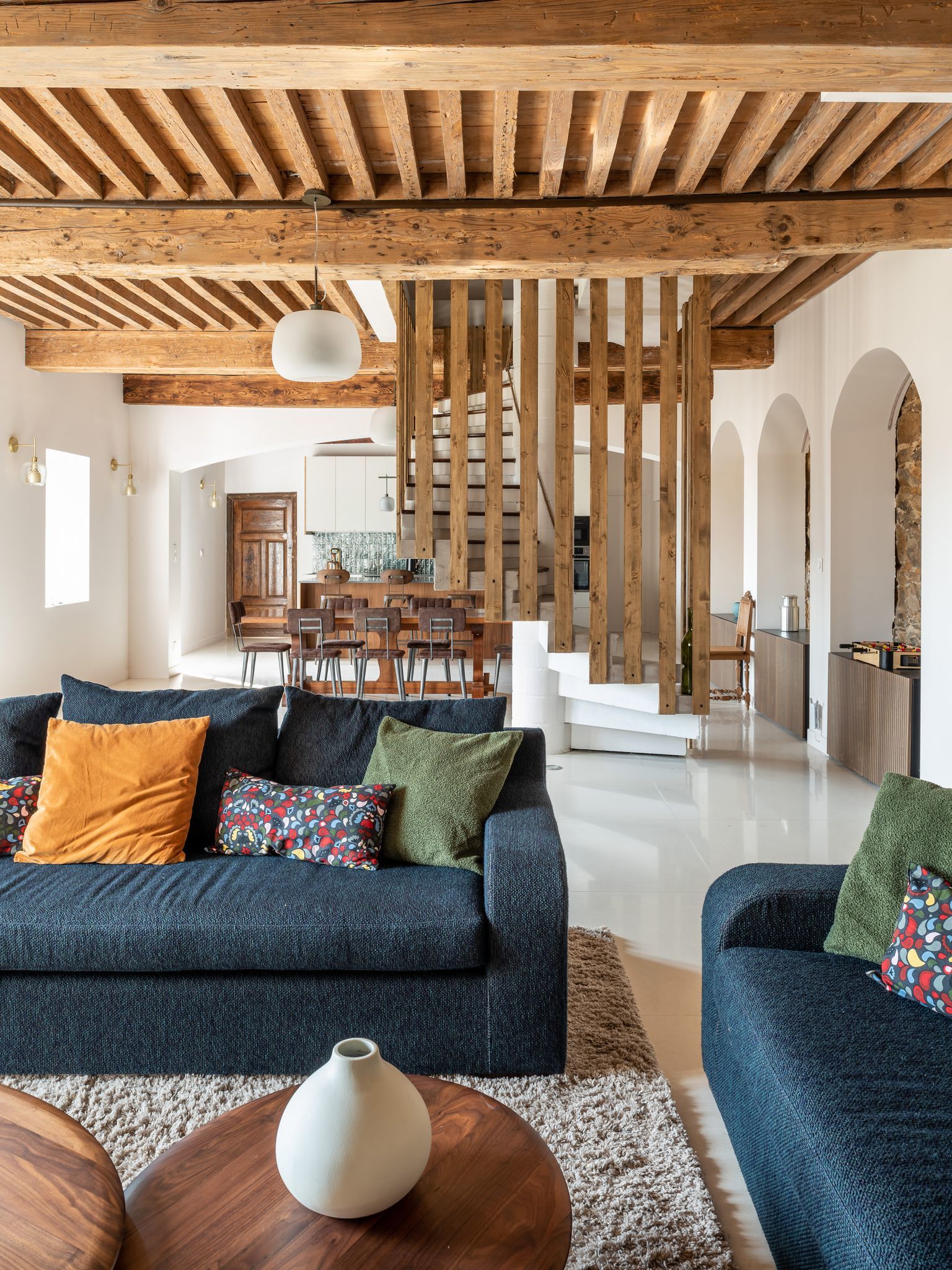 maison ancienne avec poutres salon décoration contemporaine