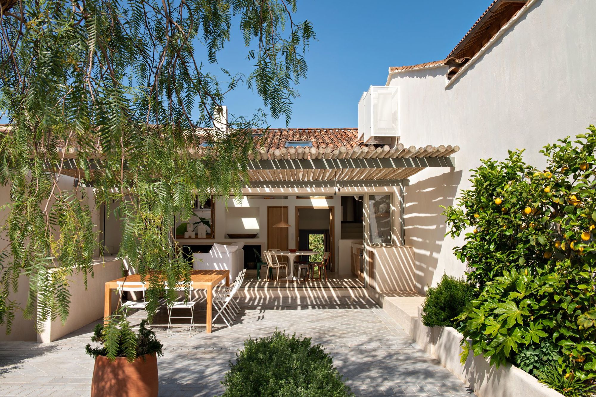 jardin et terrasse avec pergola maison de vacances décoration contemporaine dans le sud jardin et terrasse avec pergola maison de vacances décoration contemporaine dans le sud