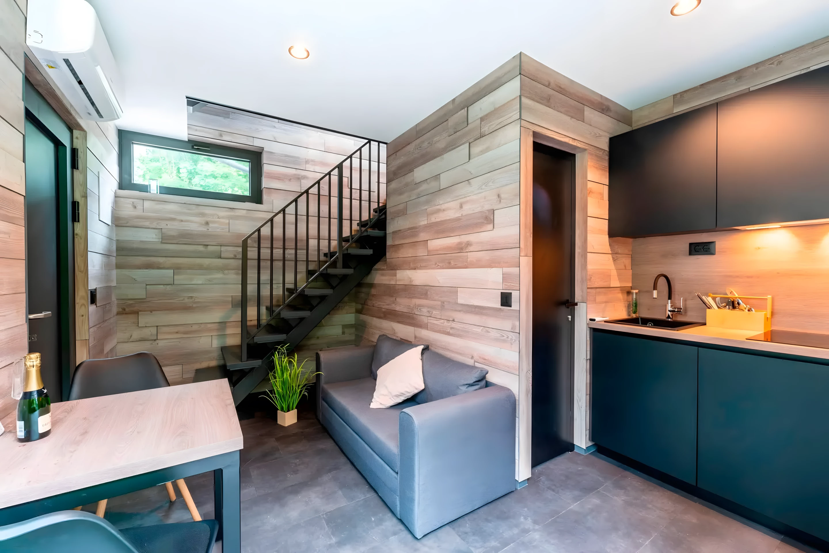 salon et cuisine petite maison 50m2 sur trois niveaux DQ Tower