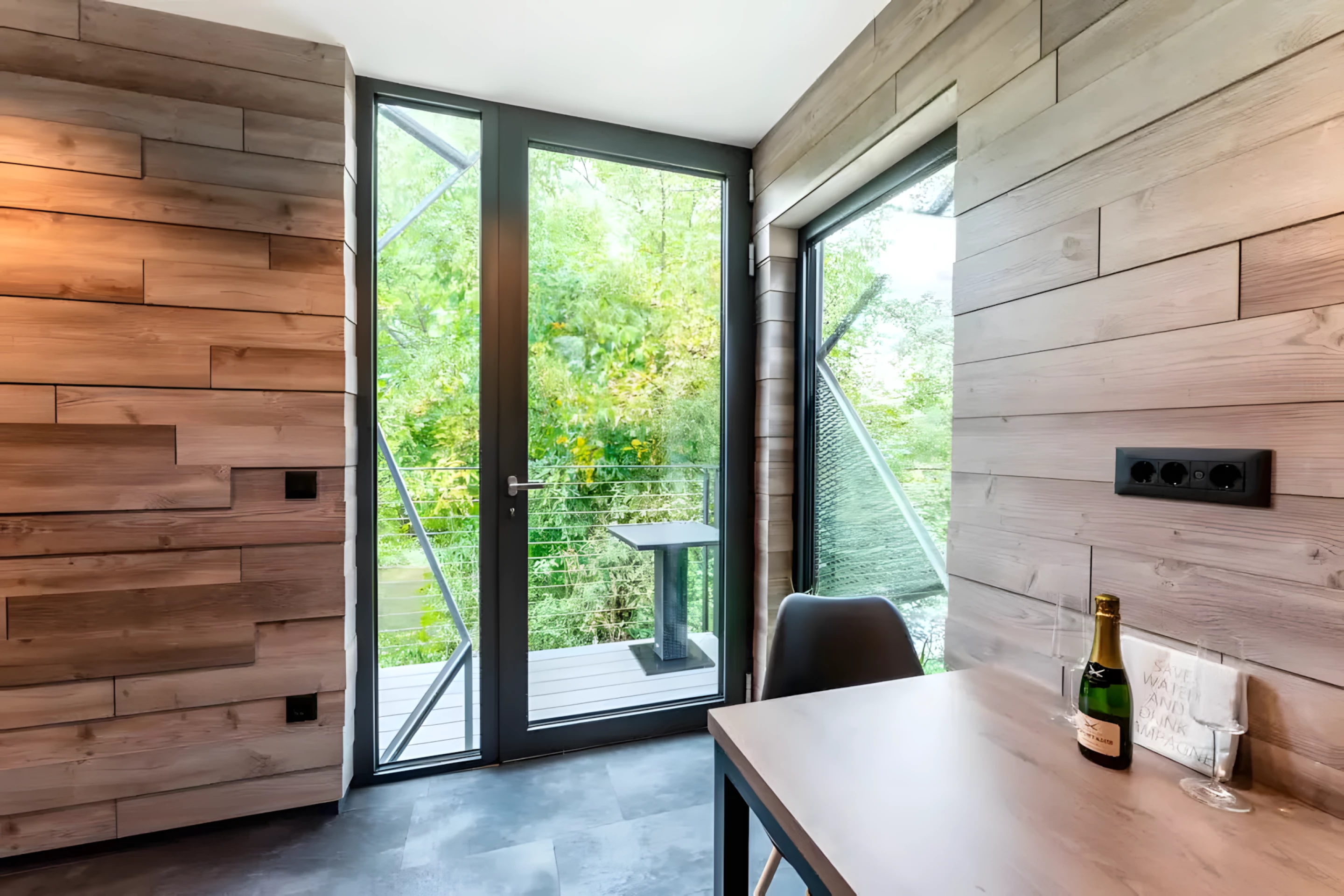 salle à manger avec baies vitrées murs bois petite maison 50m2 sur trois niveaux DQ Tower