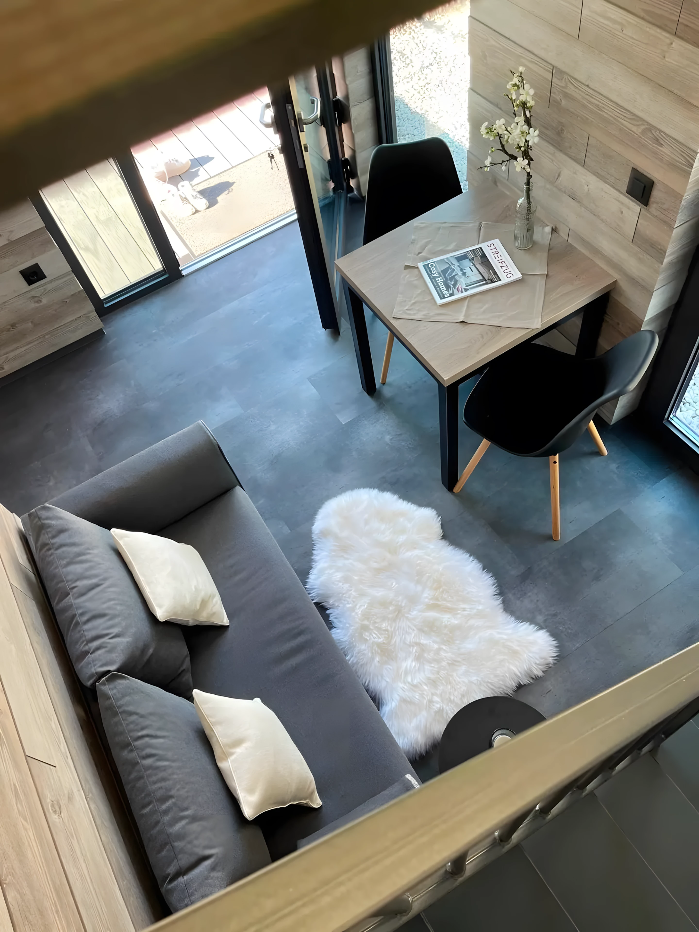 salle à manger avec baies vitrées petite maison 50m2 sur trois niveaux DQ Tower