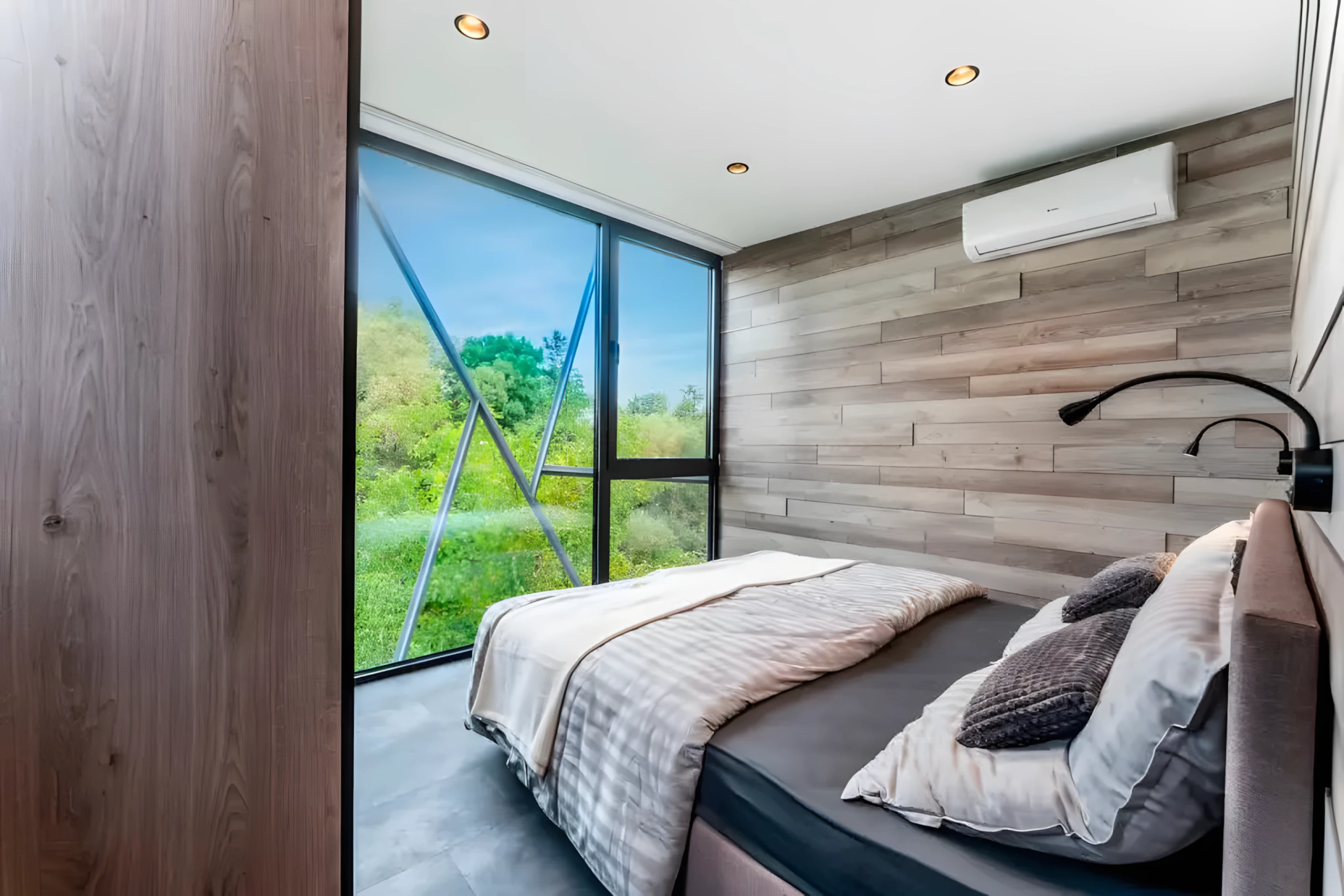chambre murs bois baie vitrée