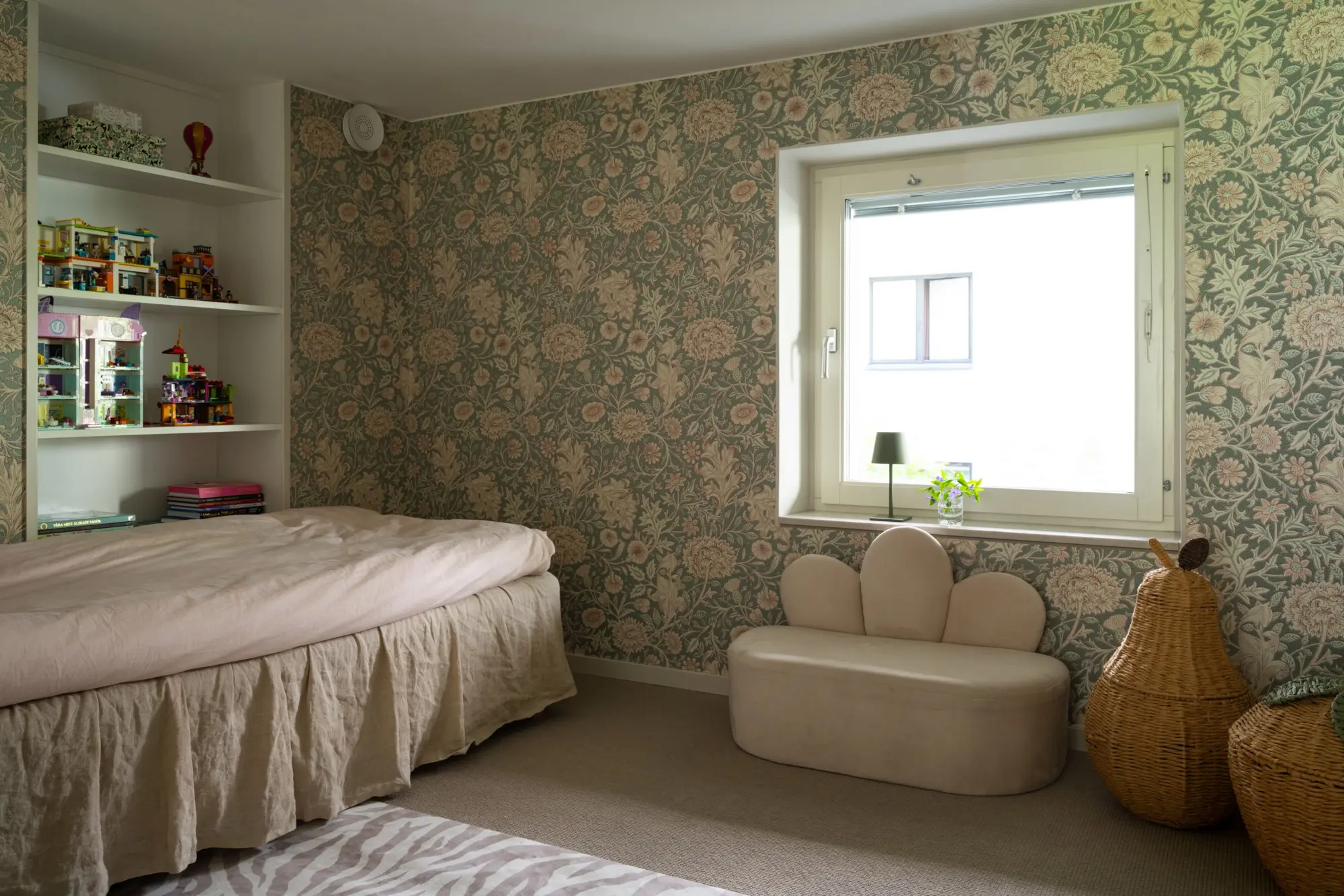 chambre papier-peint William Morris deux-pièces 52m2 avec mezzanine décoration design chambre papier-peint William Morris deux-pièces 52m2 avec mezzanine décoration design