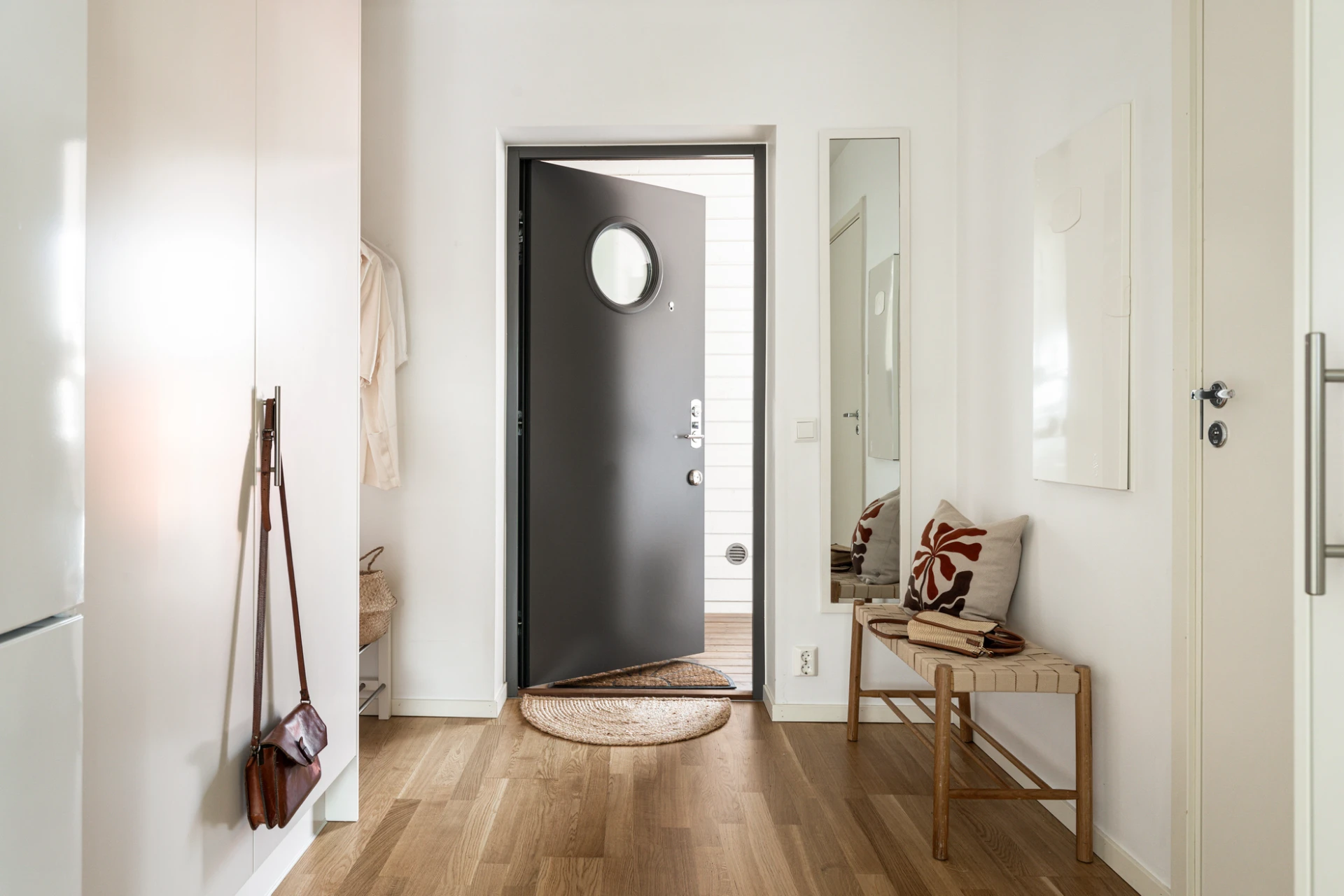 entrée studio 30m2 avec alcôve pour le lit décoration contemporaine beige