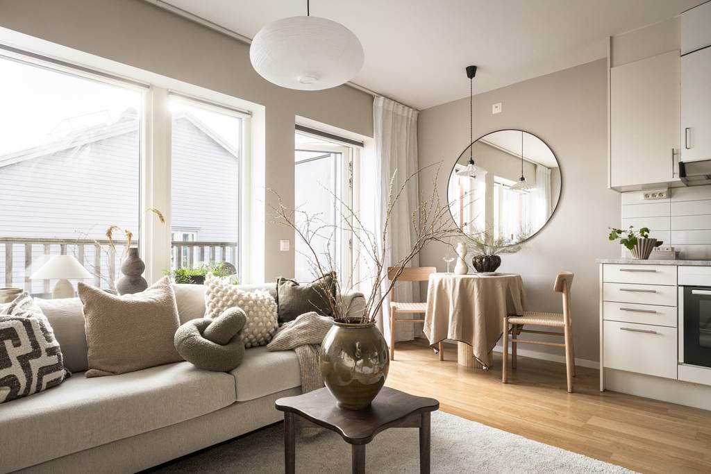  salon et cuisine studio 30m2 avec alcôve pour le lit décoration contemporaine beige
