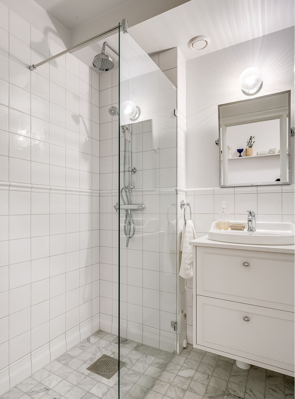 salle de bain blanche