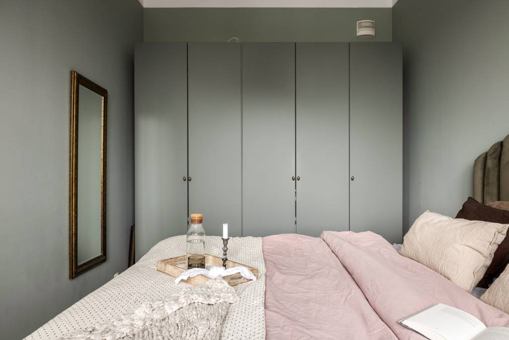 chambre murs gris vert kaki avec placards