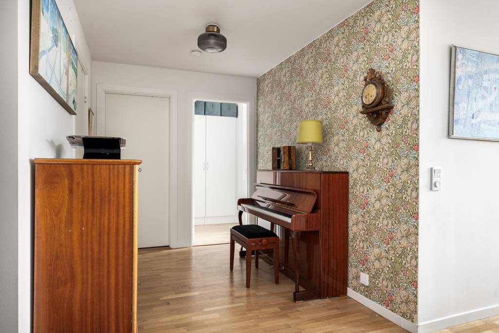 entrée avec piano et papier-peint floral