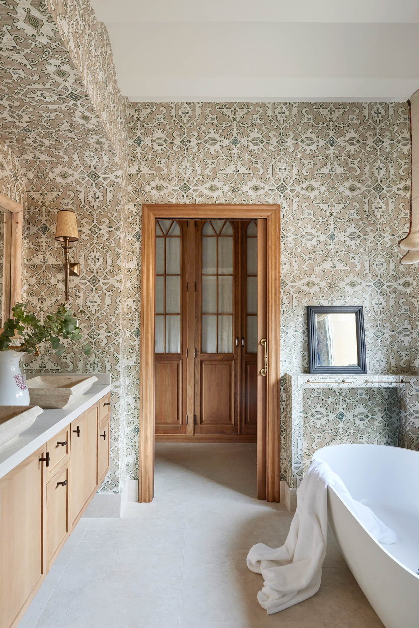 salle de bain contemporaine avec papier-peint