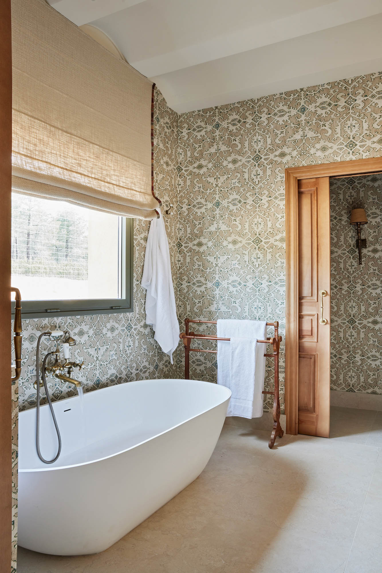 salle de bain contemporaine avec papier-peint