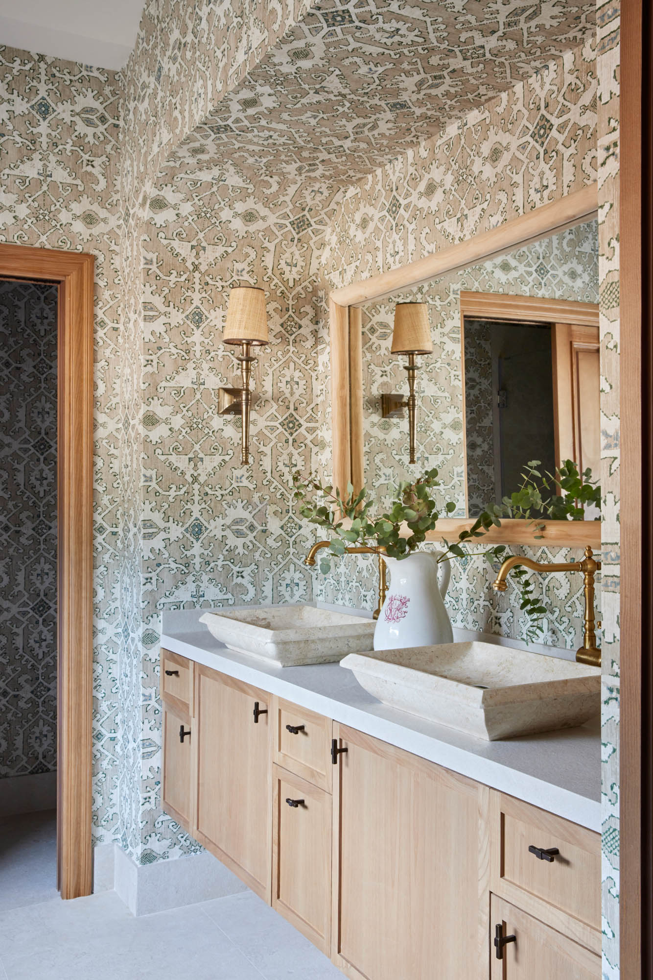 salle de bain contemporaine avec papier-peint