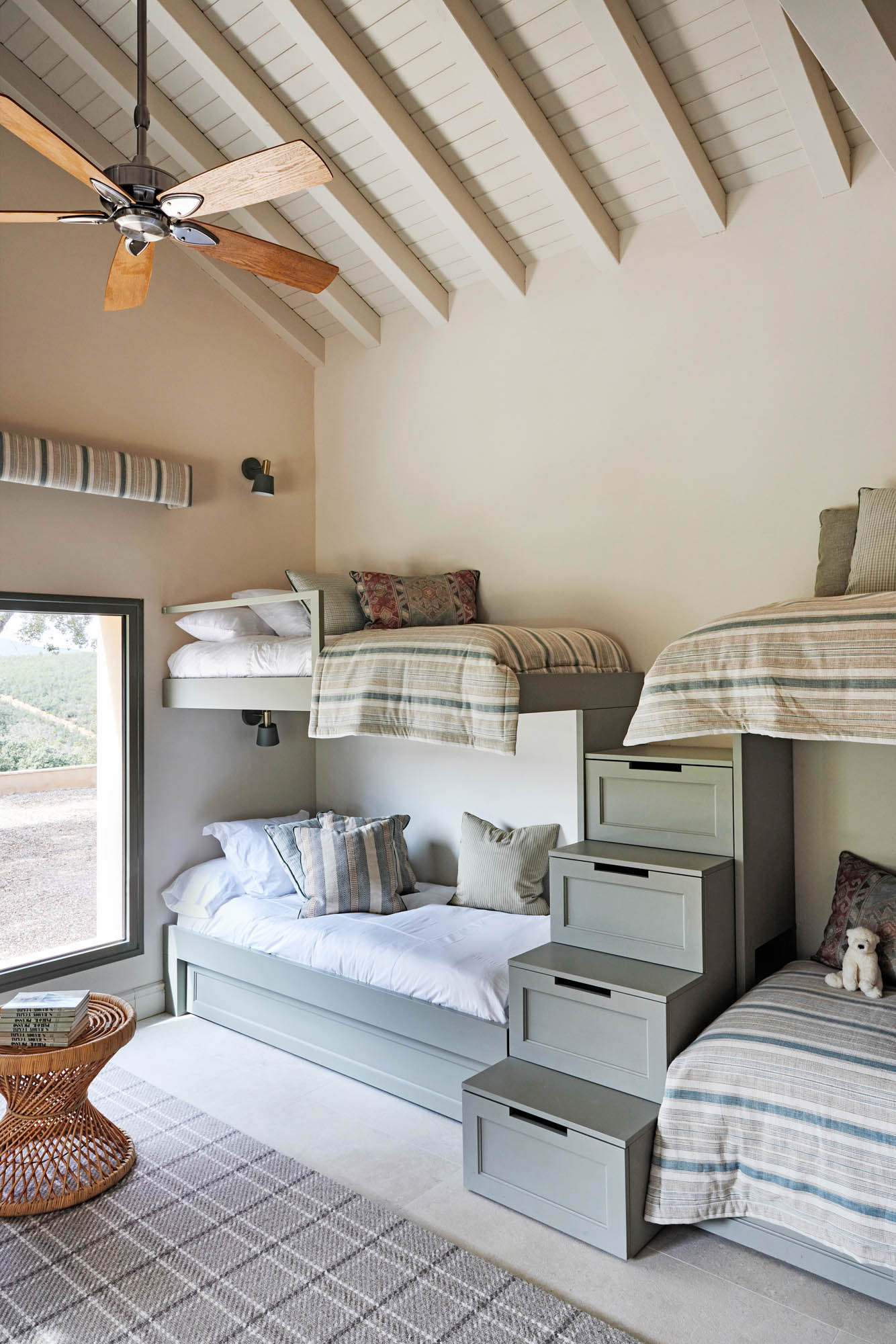 chambre enfants à quatre lits avec poutres