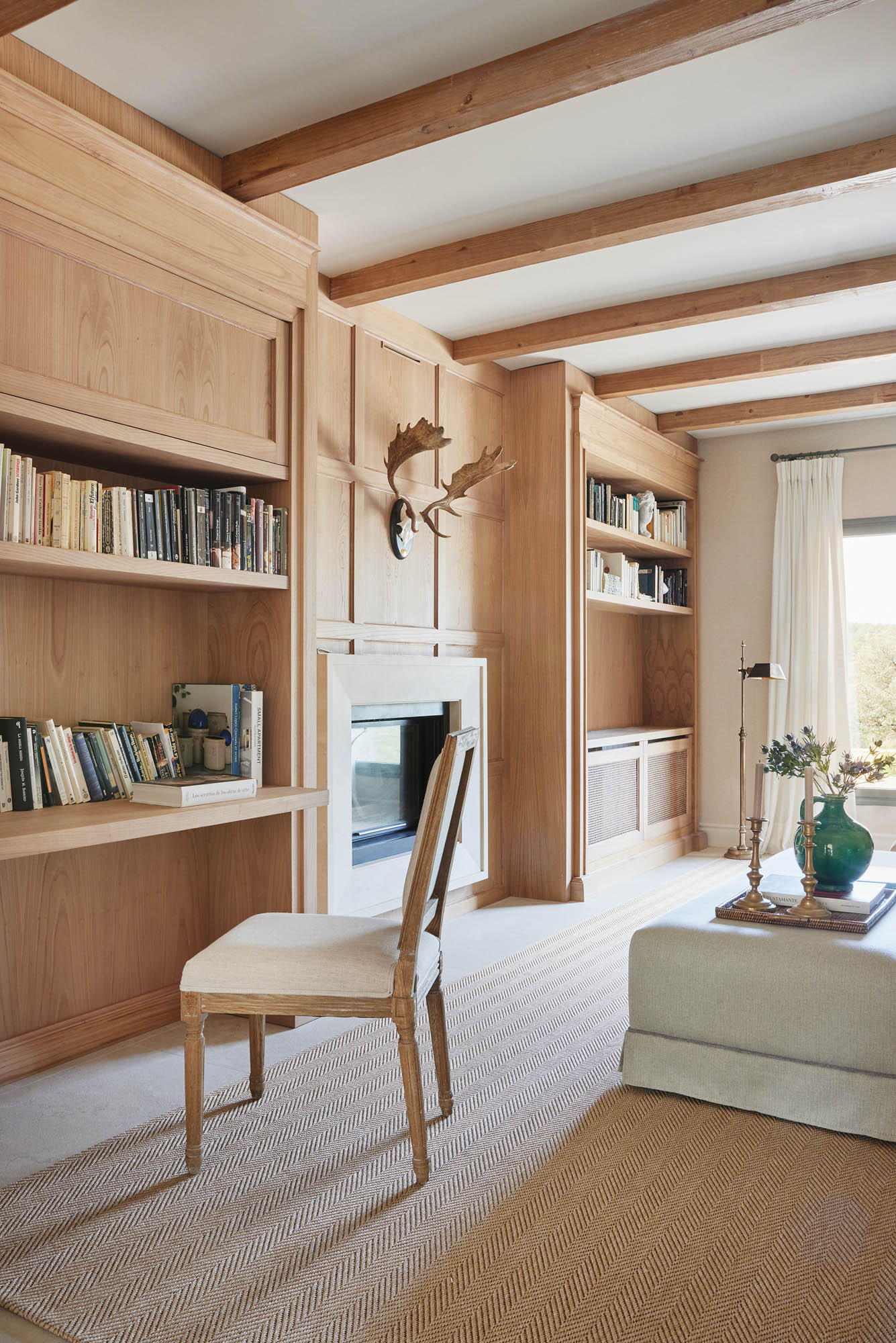 espace bureau dans salon avec poutres décoration classique chic