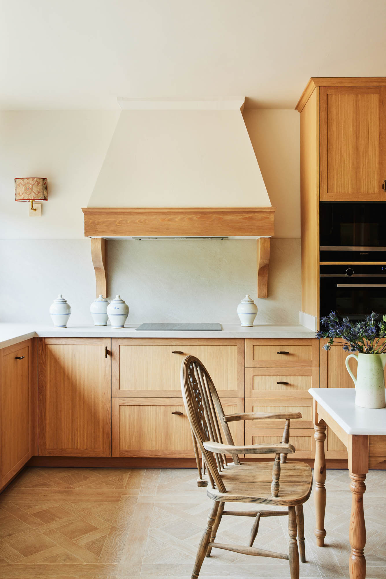 cuisine bois avec espace repas décoration classique chic