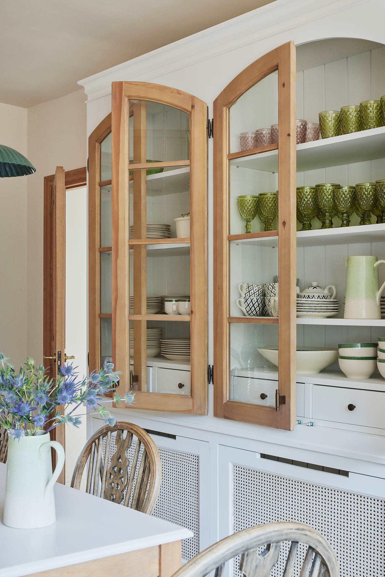 cuisine avec vitrines encastrées et espace repas décoration classique chic