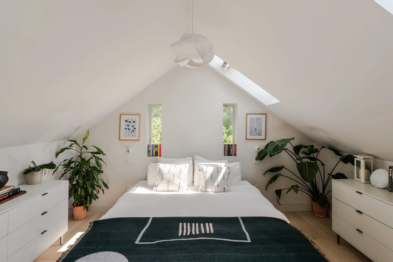 chambre mansardée avec fenêtres de toit chambre mansardée avec fenêtres de toit