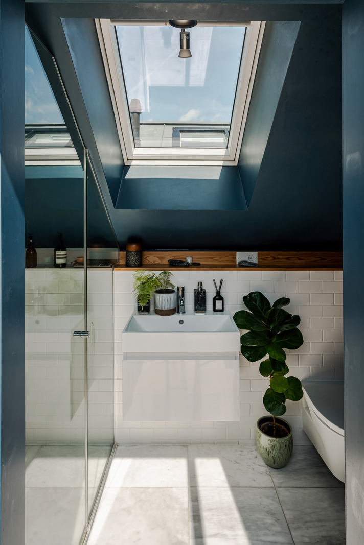 salle de bain mansardée mur et plafond bleus avec fenêtres de toit salle de bain mansardée mur et plafond bleus avec fenêtres de toit