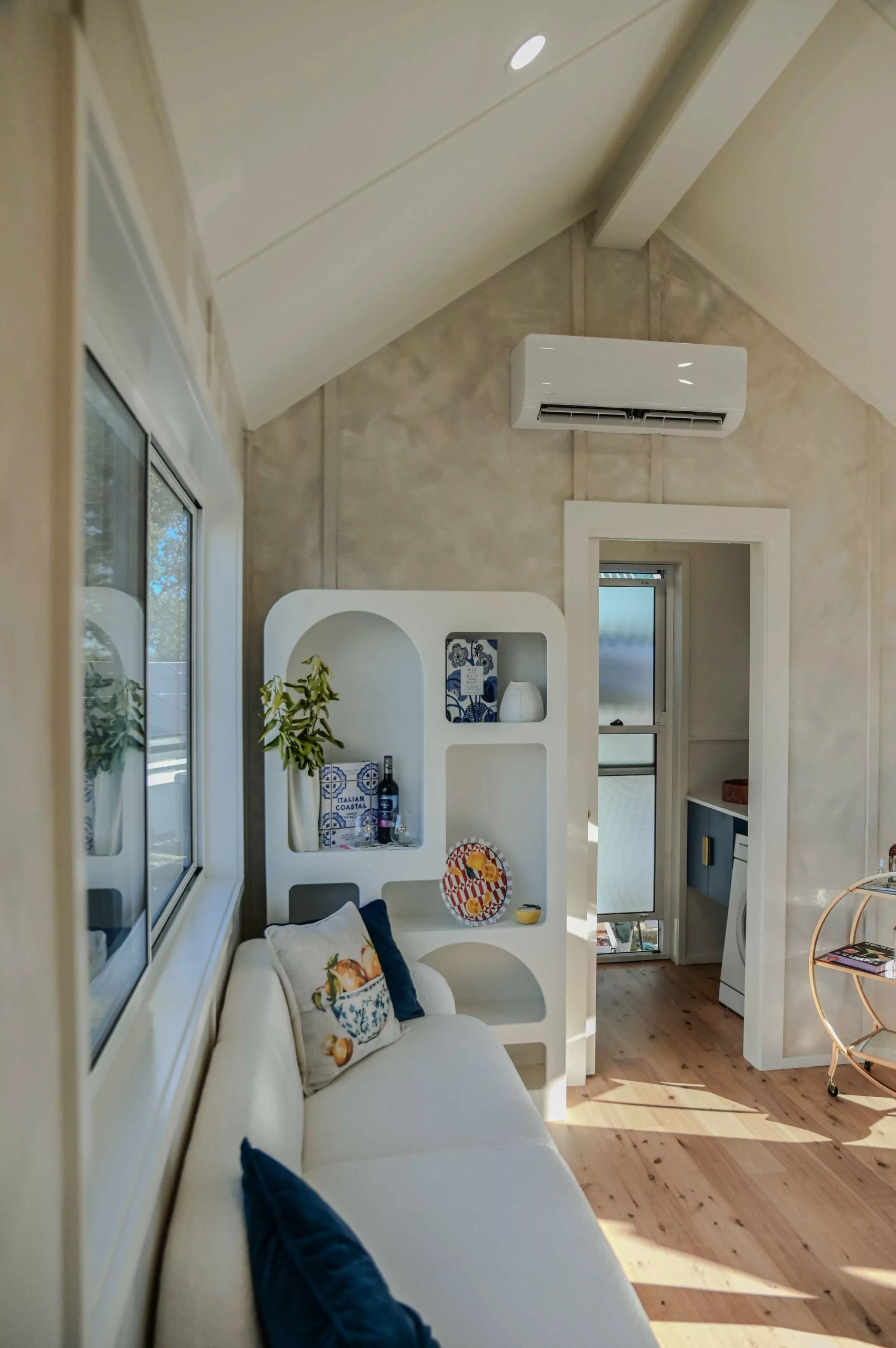 salon tiny house double avec une terrasse Bowerbird par Unplgd Tiny Homes salon tiny house double avec une terrasse Bowerbird par Unplgd Tiny Homes