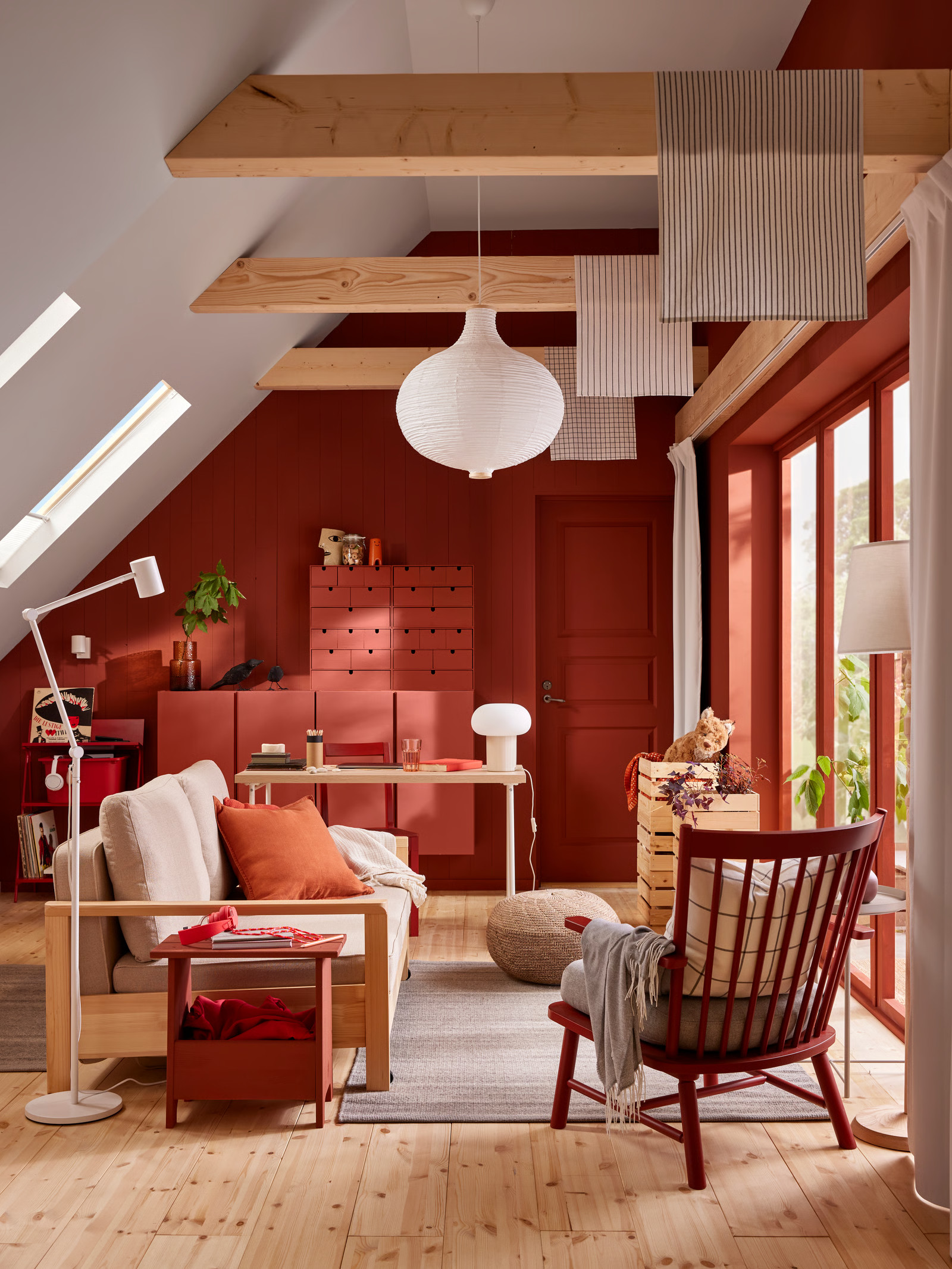 salon mansardé mur rouge style scandinave salon mansardé mur rouge style scandinave