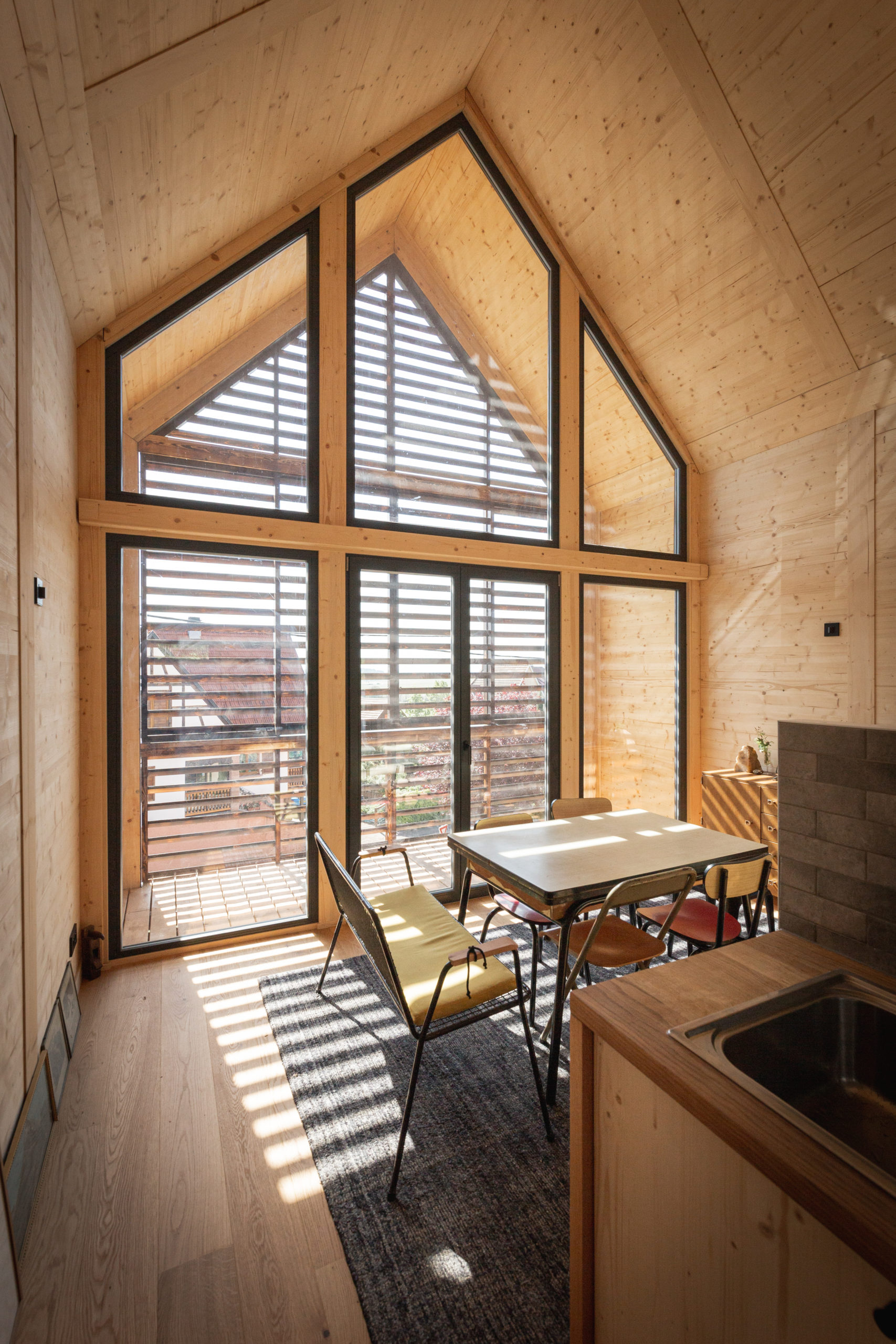 cuisine et salle à manger petite maison 40m2 préfabriquée en Alsace par ÜTE cuisine et salle à manger petite maison 40m2 préfabriquée en Alsace par ÜTE
