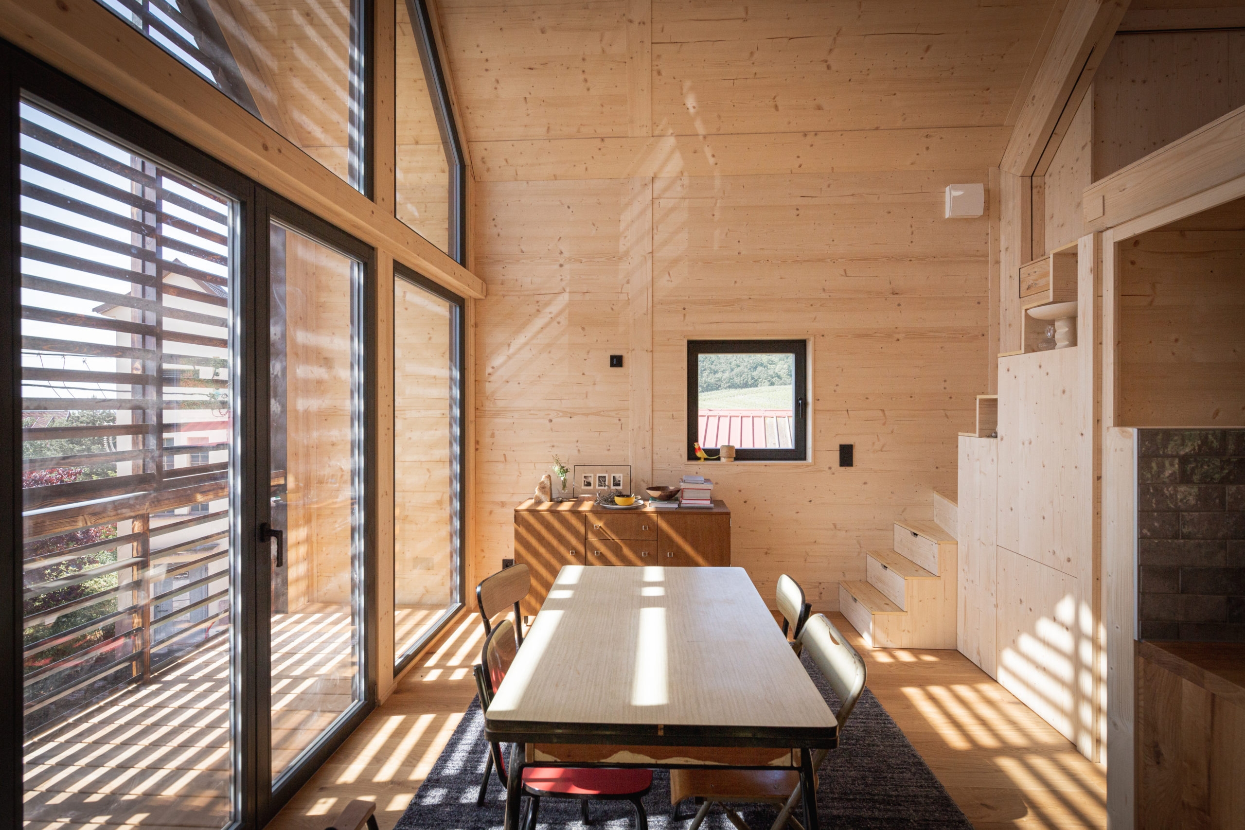 cuisine et salle à manger petite maison 40m2 préfabriquée en Alsace par ÜTE cuisine et salle à manger petite maison 40m2 préfabriquée en Alsace par ÜTE