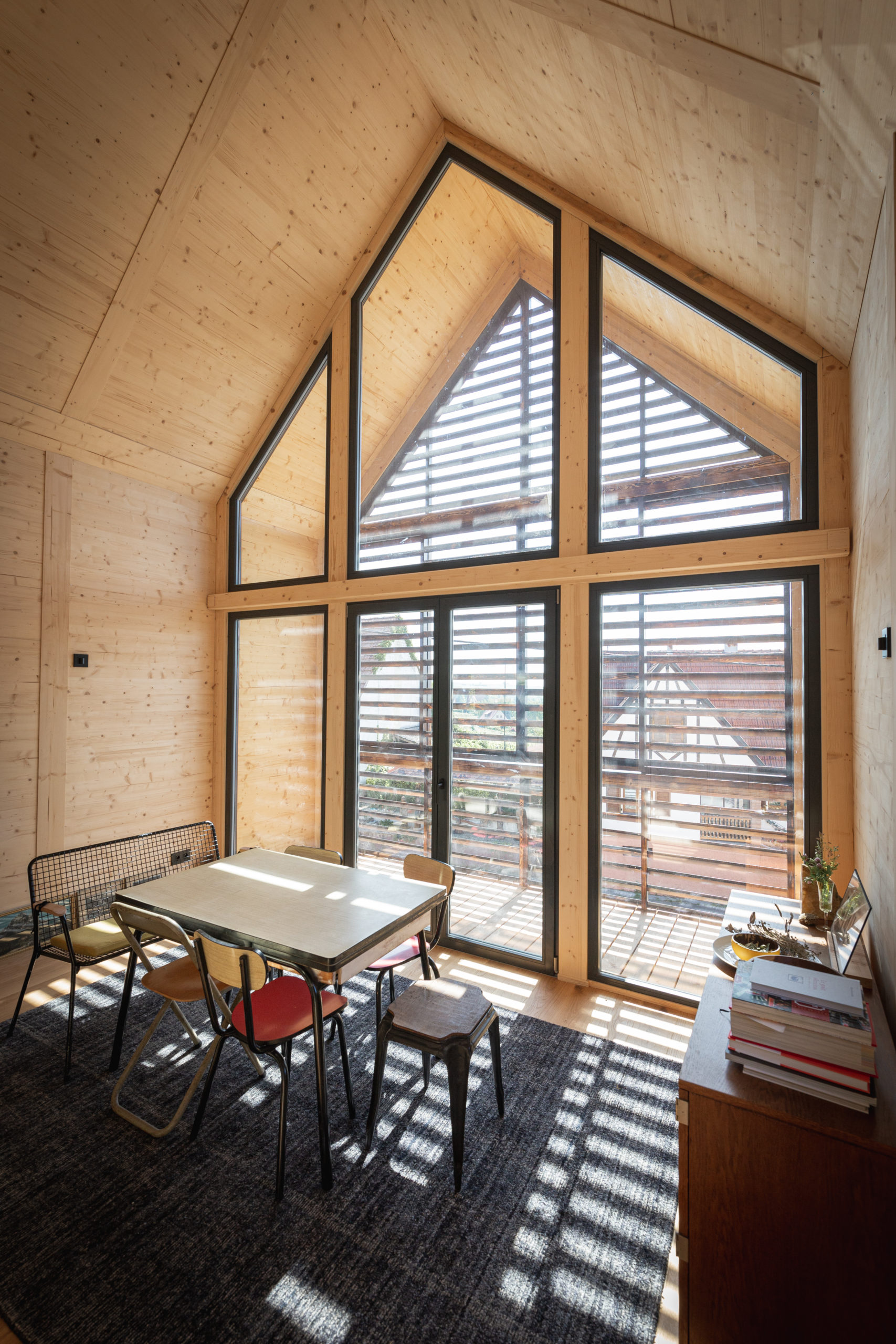 salle à manger petite maison 40m2 préfabriquée en Alsace par ÜTE salle à manger petite maison 40m2 préfabriquée en Alsace par ÜTE