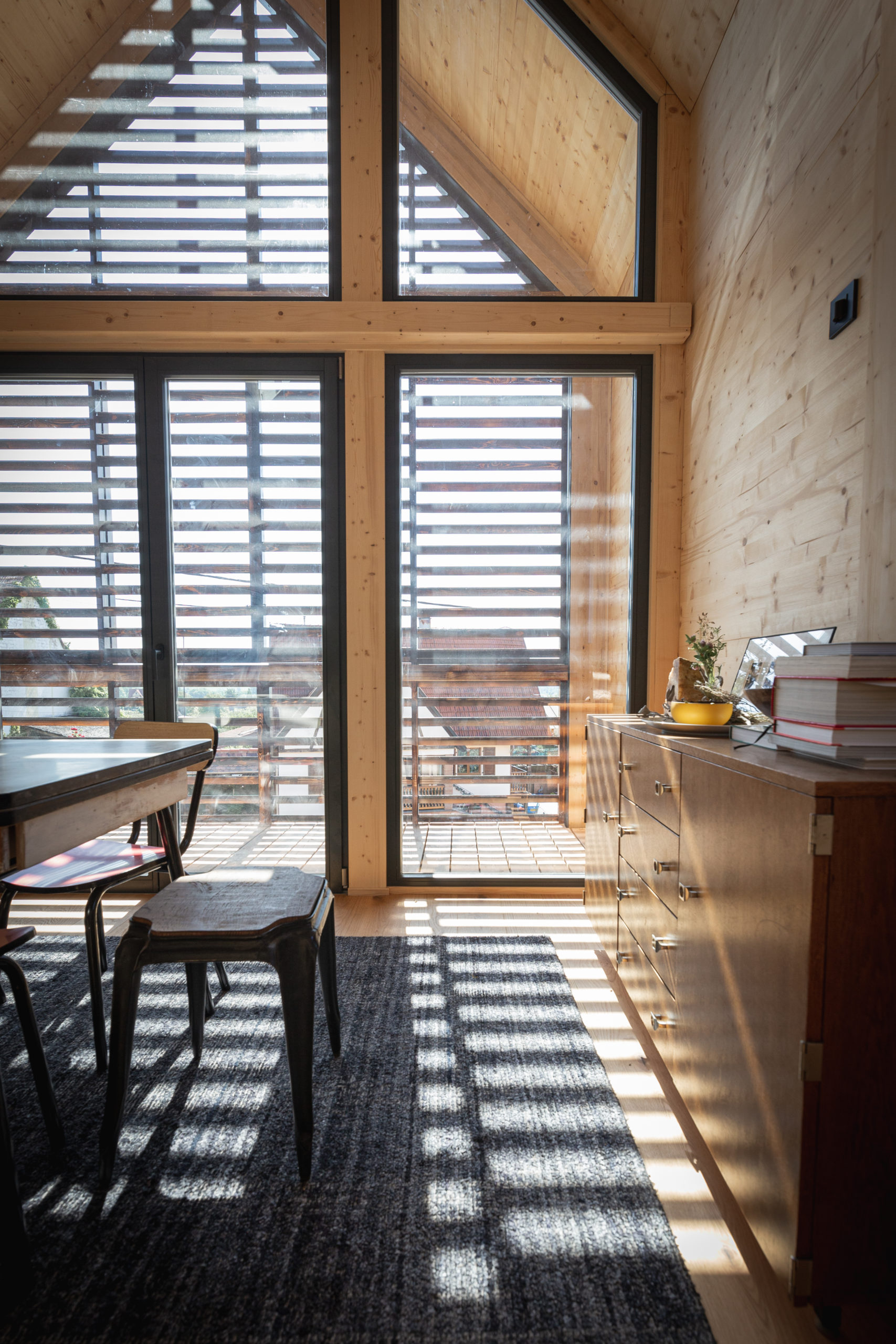 salle à manger pignon vitré petite maison 40m2 préfabriquée en Alsace par ÜTE salle à manger pignon vitré petite maison 40m2 préfabriquée en Alsace par ÜTE