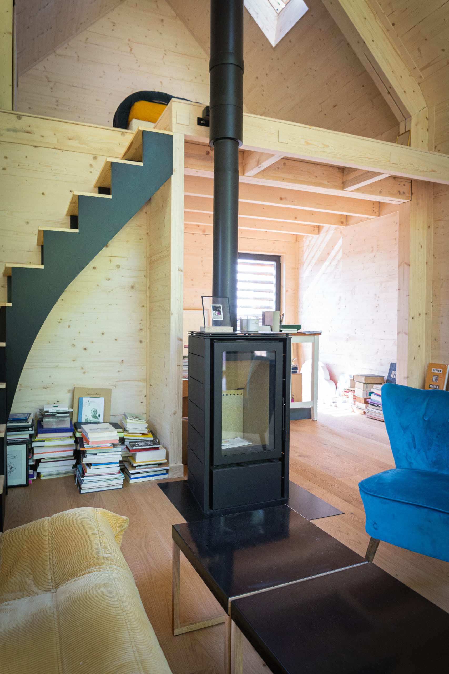 salon avec mezzanine petite maison 40m2 préfabriquée en Alsace par ÜTE salon avec mezzanine petite maison 40m2 préfabriquée en Alsace par ÜTE