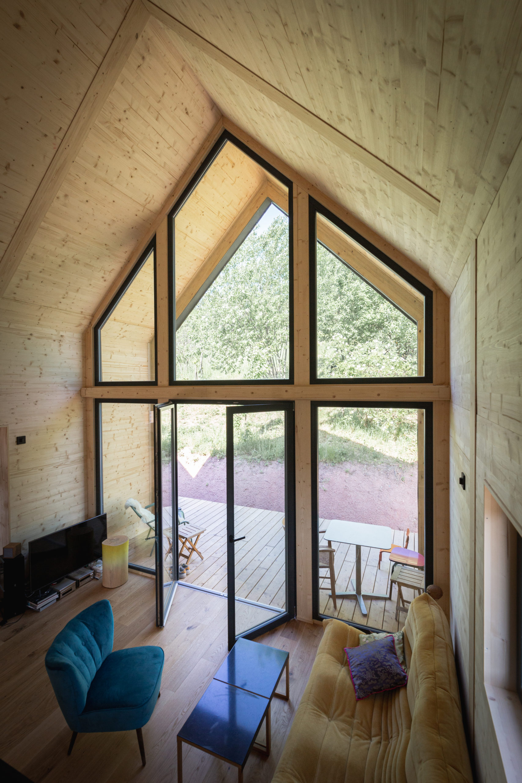 salon avec pignon vitré petite maison 40m2 préfabriquée en Alsace par ÜTE salon avec pignon vitré petite maison 40m2 préfabriquée en Alsace par ÜTE