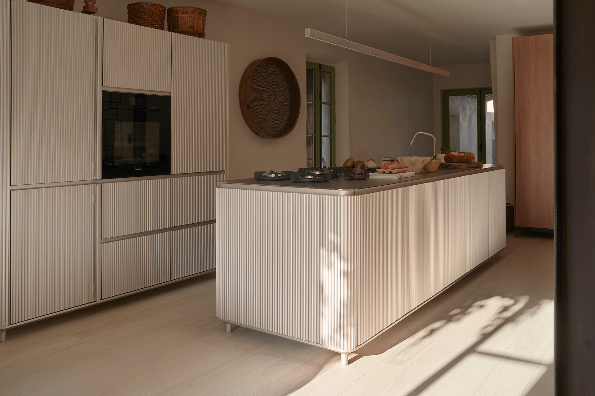 cuisine maison de village en pierres rénovée par Vipp à Lagrasse cuisine maison de village en pierres rénovée par Vipp à Lagrasse