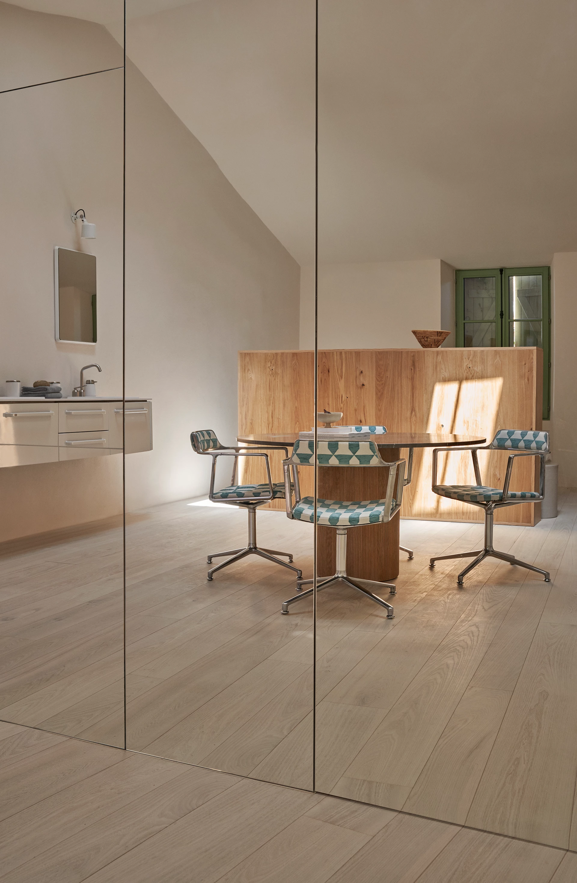 salle à manger design maison de village en pierres rénovée par Vipp à Lagrasse salle à manger design maison de village en pierres rénovée par Vipp à Lagrasse