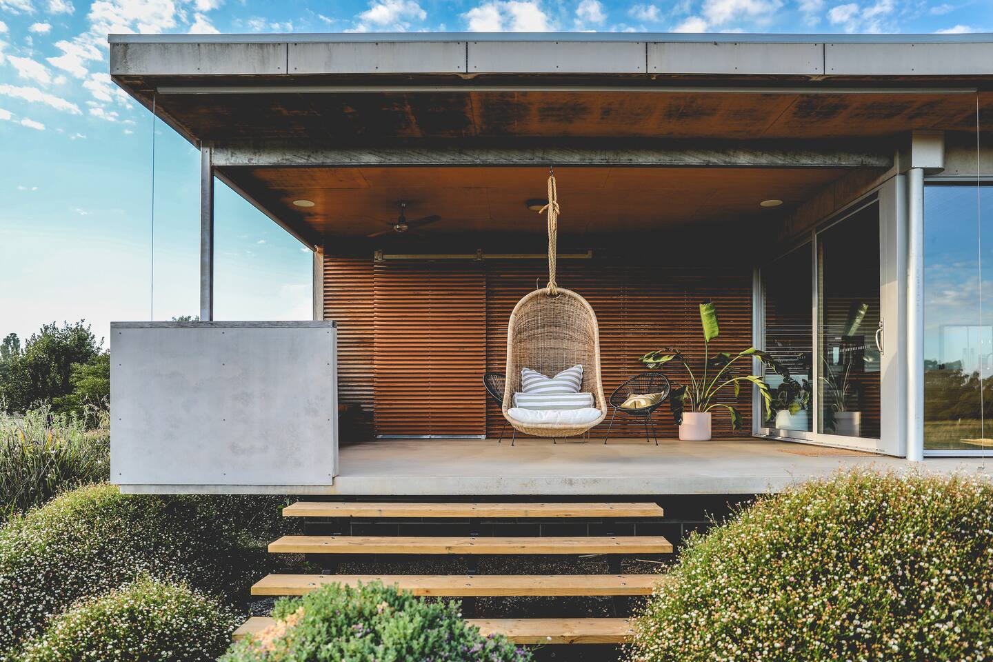 terrasse avec fauteuil suspendu rotin maison contemporaine terrasse avec fauteuil suspendu rotin maison contemporaine