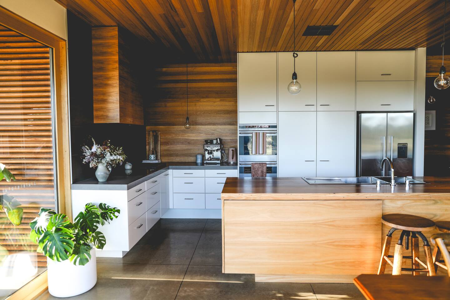cuisine blanche ouverte design plafond bois maison contemporaine cuisine blanche ouverte design plafond bois maison contemporaine