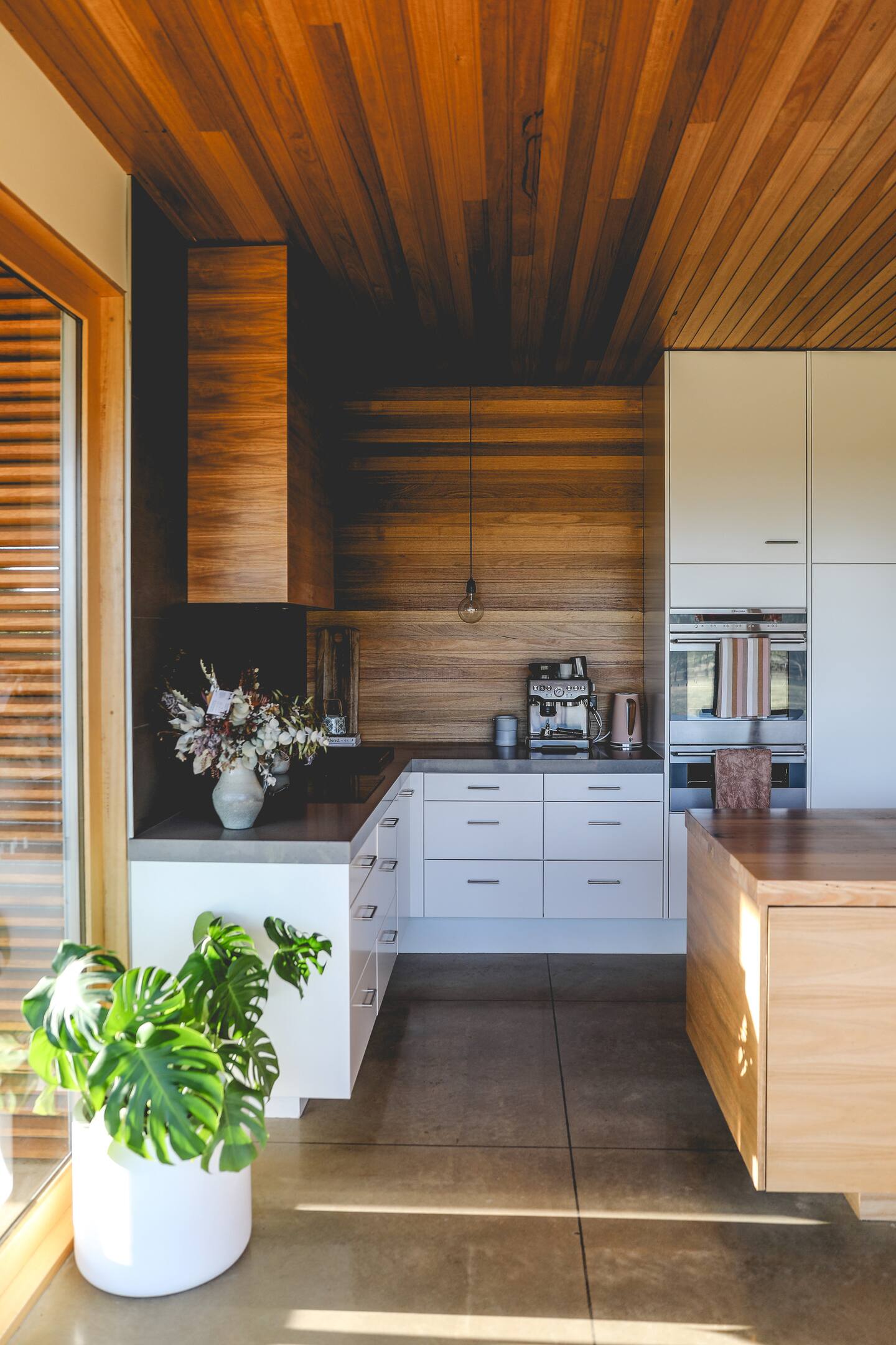 cuisine blanche ouverte design plafond bois maison contemporaine cuisine blanche ouverte design plafond bois maison contemporaine