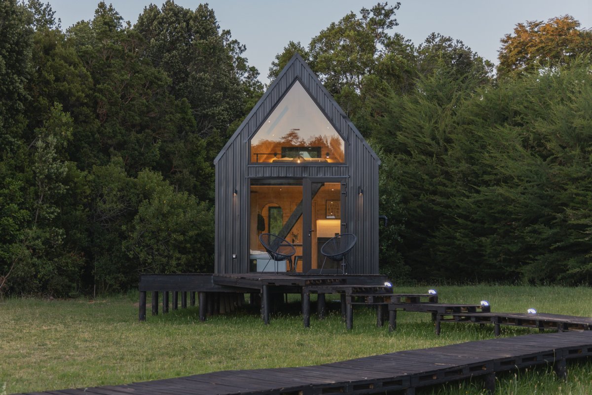 petite maison en bois noir de 18m2 cabane Auro