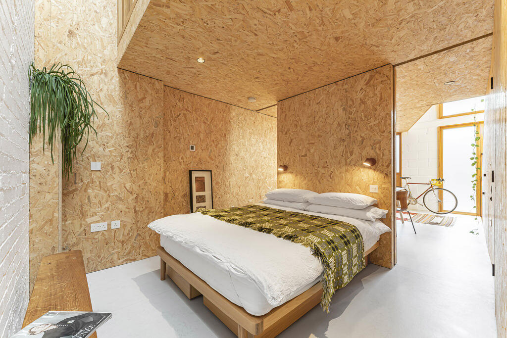 chambre semi-ouverte murs et plafond OSB