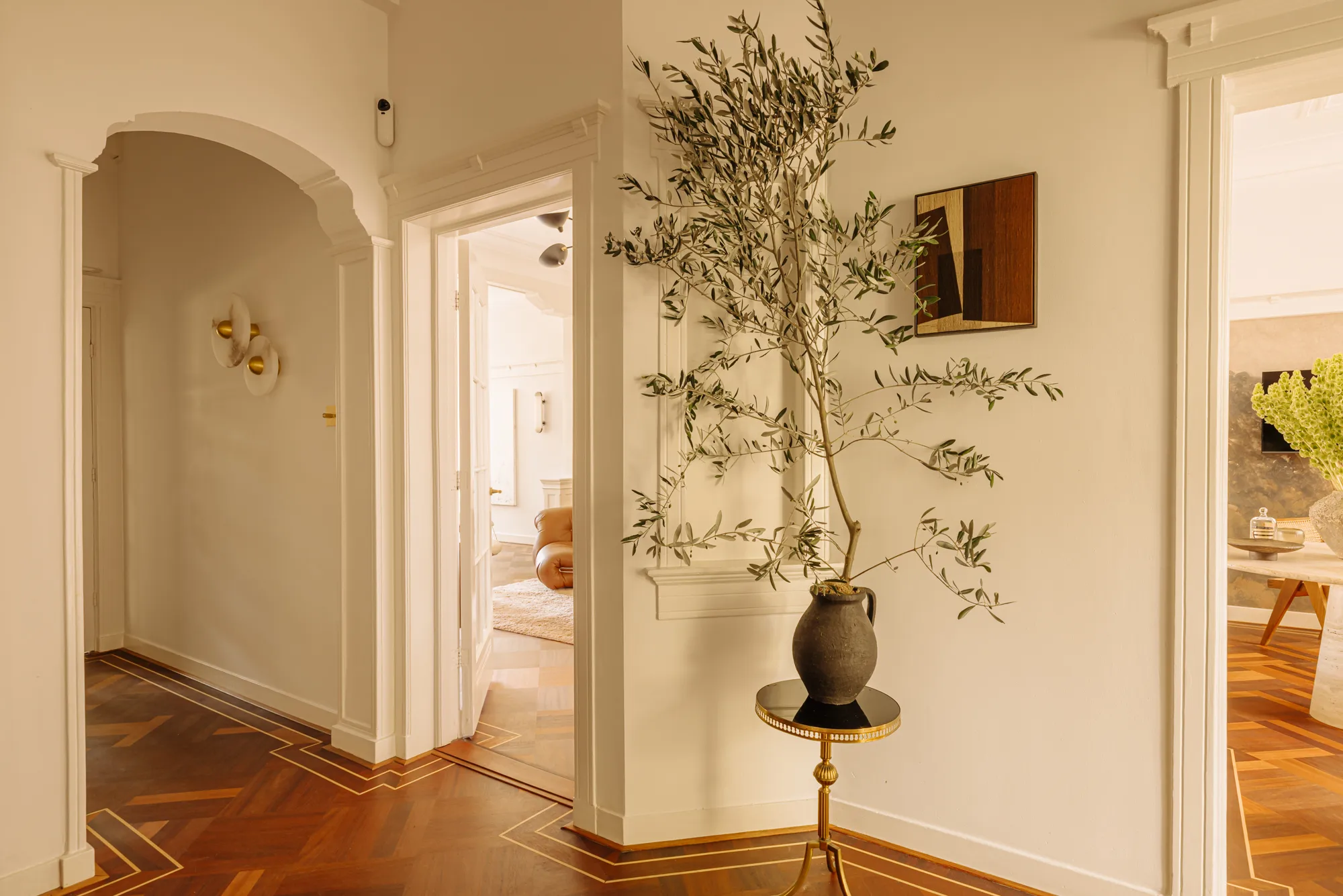 entrée avec parquet et moulures