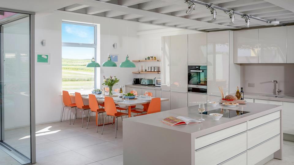 cuisine ouverte et salle à manger The Pink House Cornouailles maison de plage cuisine ouverte et salle à manger The Pink House Cornouailles maison de plage