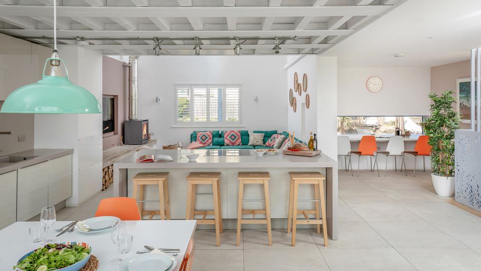 salon cuisine ouverte et salle à manger The Pink House Cornouailles maison de plage salon cuisine ouverte et salle à manger The Pink House Cornouailles maison de plage