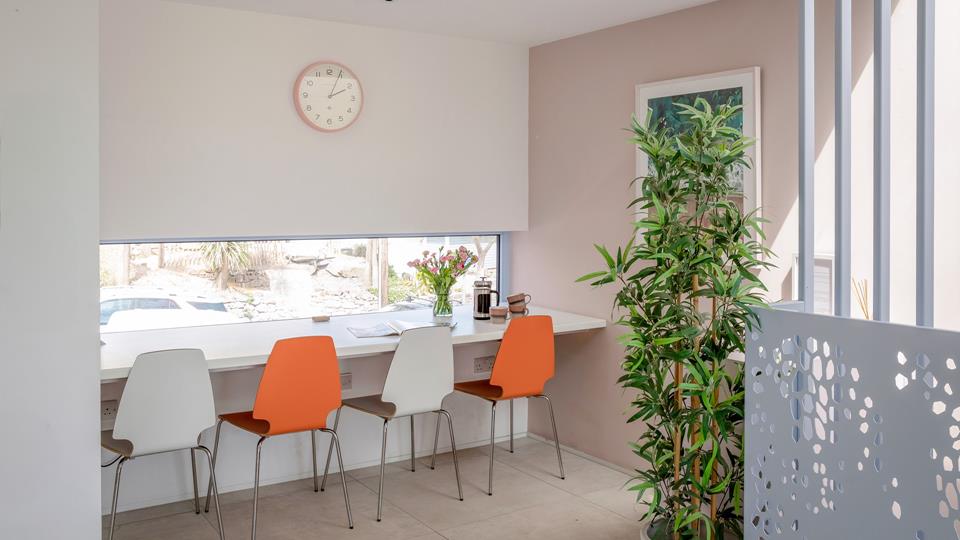 espace bureau devant fenêtre The Pink House Cornouailles maison de plage espace bureau devant fenêtre The Pink House Cornouailles maison de plage
