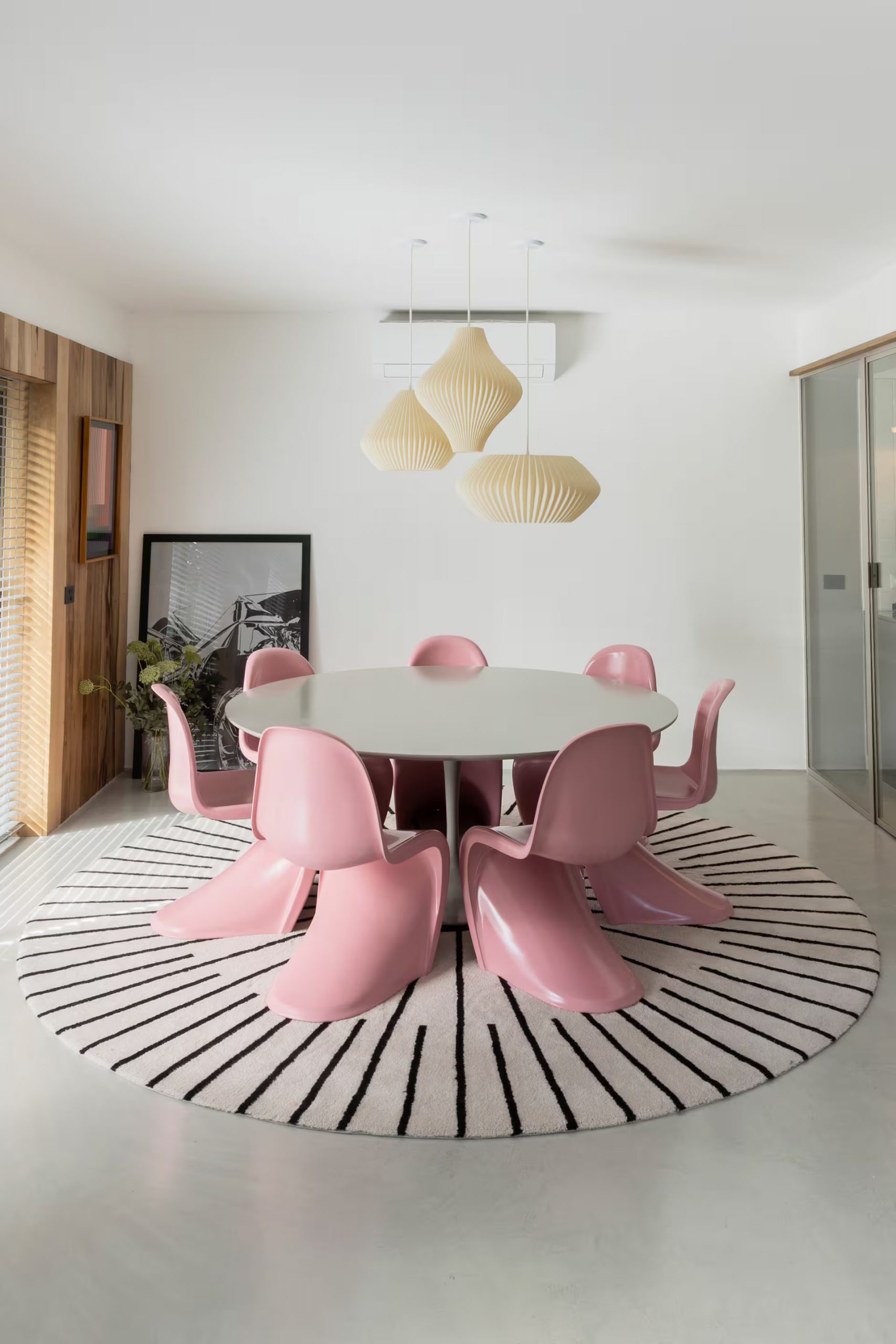 salle à manger chaises Panton rose décoration contemporaine