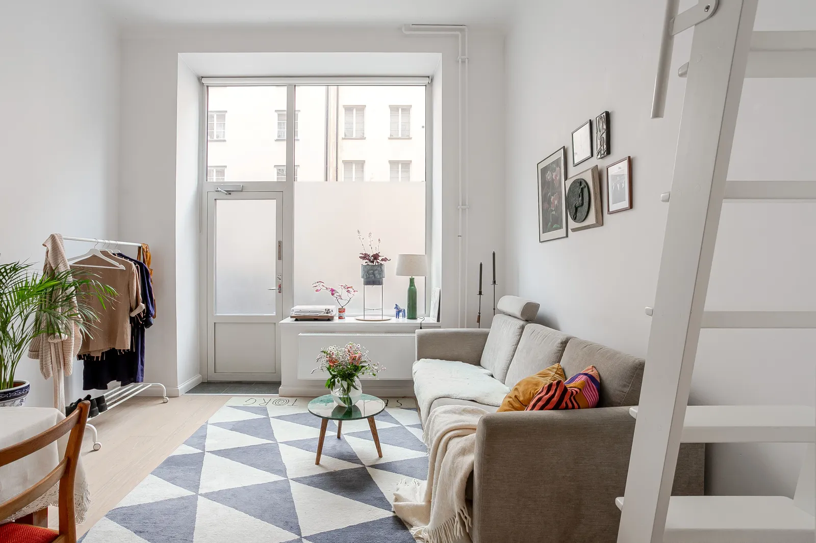 salon studio 20m2 avec mezzanine pour lit