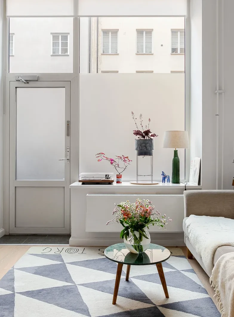 entrée sur rue appartement dans ancien commerce