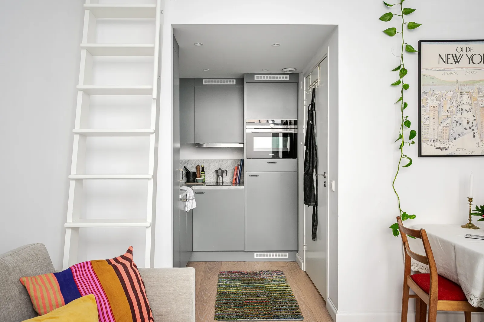 cuisine grise en L dans studio 20m2 avec mezzanine pour lit