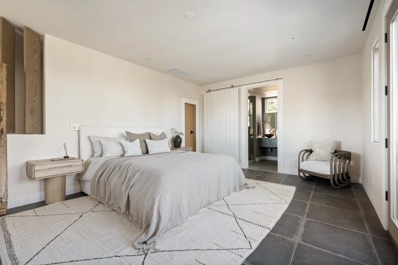 chambre décoration naturelle maison en pierres Casa Mallorca Bobby Berk chambre décoration naturelle maison en pierres Casa Mallorca Bobby Berk