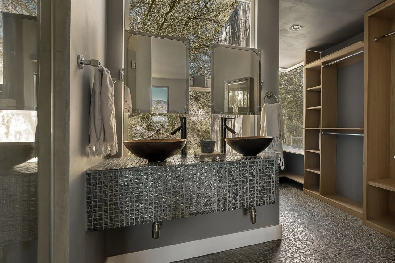 salle de bain décoration grise et naturelle maison en pierres Casa Mallorca Bobby Berk salle de bain décoration grise et naturelle maison en pierres Casa Mallorca Bobby Berk