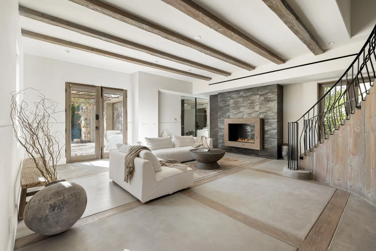 salon avec poutres décoration naturelle maison en pierres Casa Mallorca Bobby Berk salon avec poutres décoration naturelle maison en pierres Casa Mallorca Bobby Berk