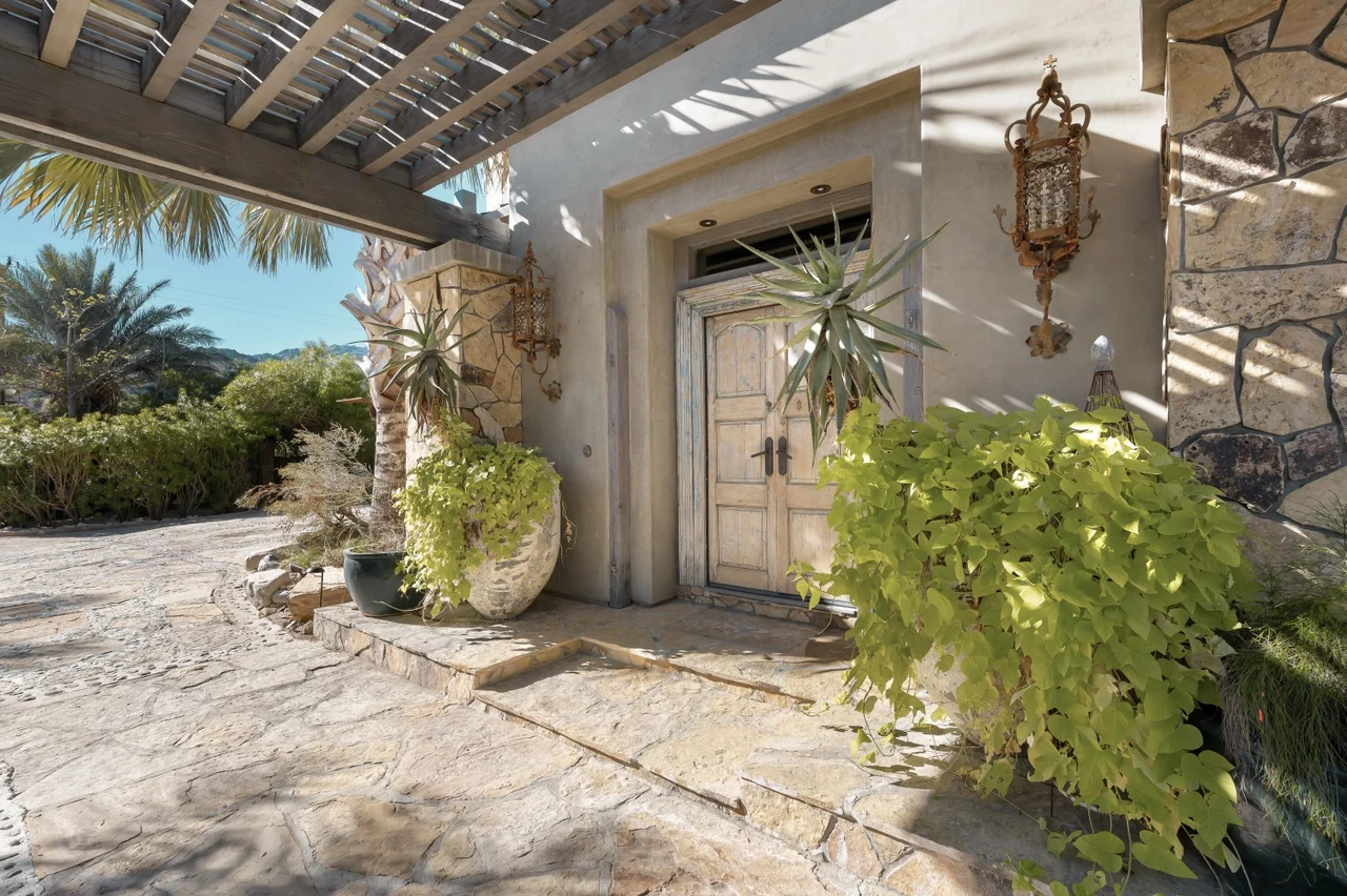 porche d porche d'entrée avec pergola maison en pierres Casa Mallorca Bobby Berk